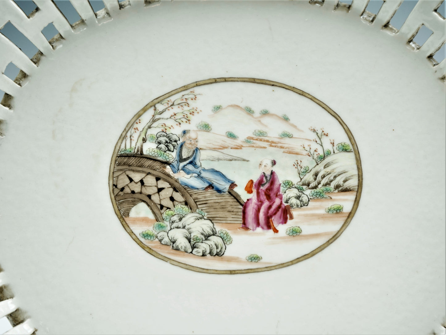 A Chinese export porcelain reticulated chestnut basket on stand