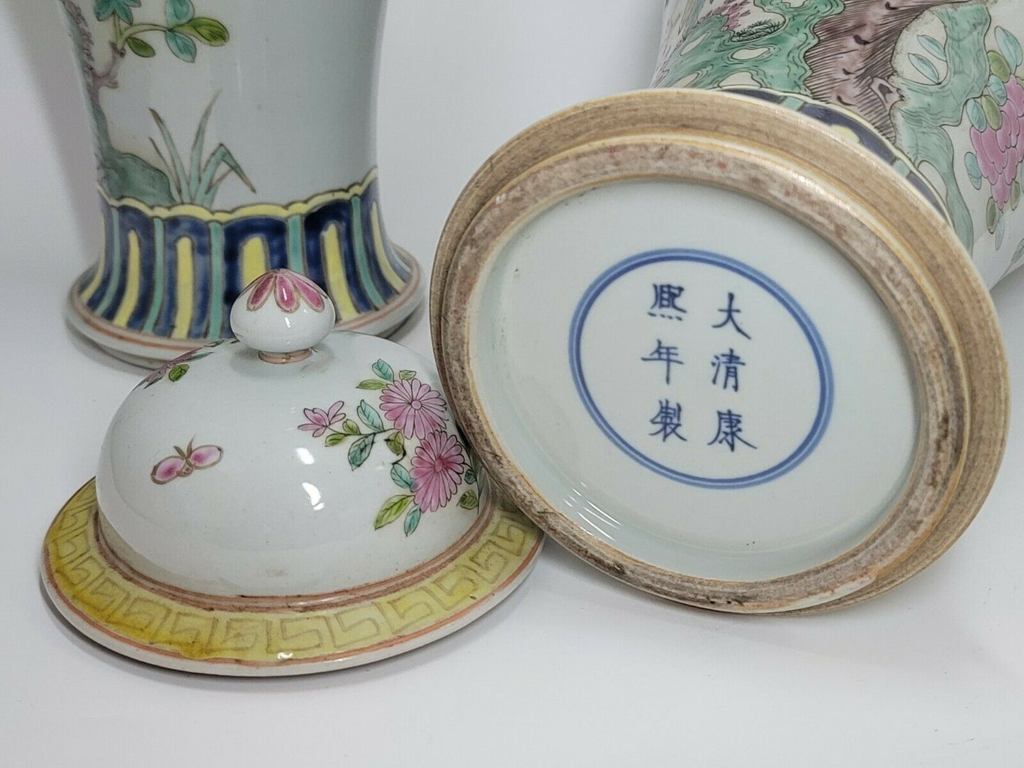 A Pair Of Famille Rose Porcelain Temple Vases And Lids（Mid-20th C ）